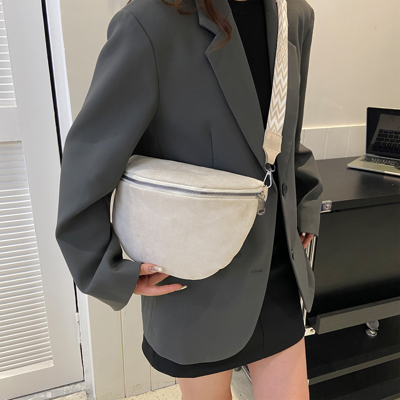 Women Chest Bag Fanny Pack PU  - Half Moon Bag Suede recensione e prezzo